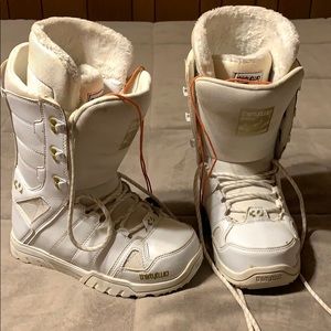 Snowboard boots